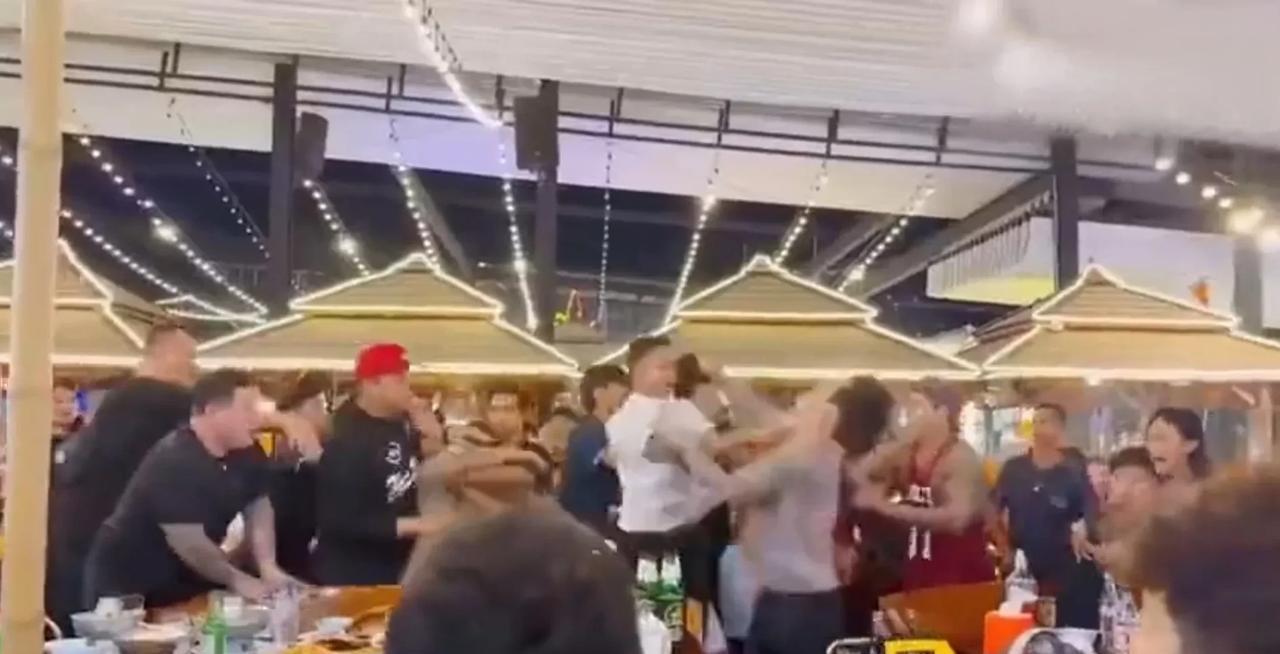 泰国餐厅居然有人打群架……泰国自媒体：这又是中国人在斗殴。随后，他们又改成了