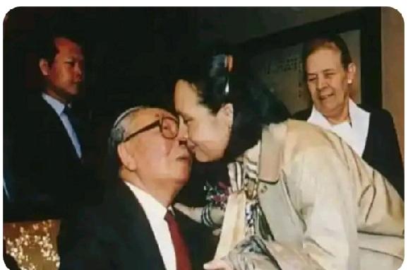 这是蒋经国的女儿蒋孝章，从美国回来探望重病的父亲蒋经国，并与父亲行贴面礼的合影照