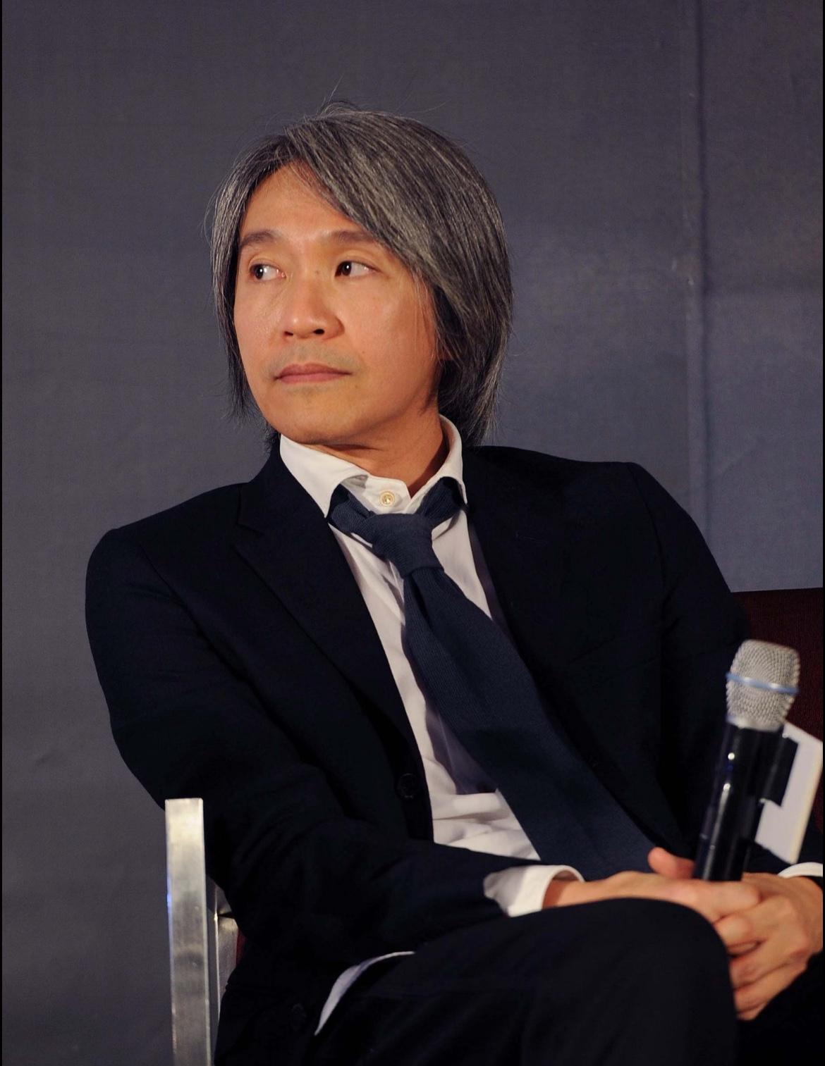 周星驰一觉醒来，发现两件事。一件是令人失望的，另一件也是令人失望的。第一件，