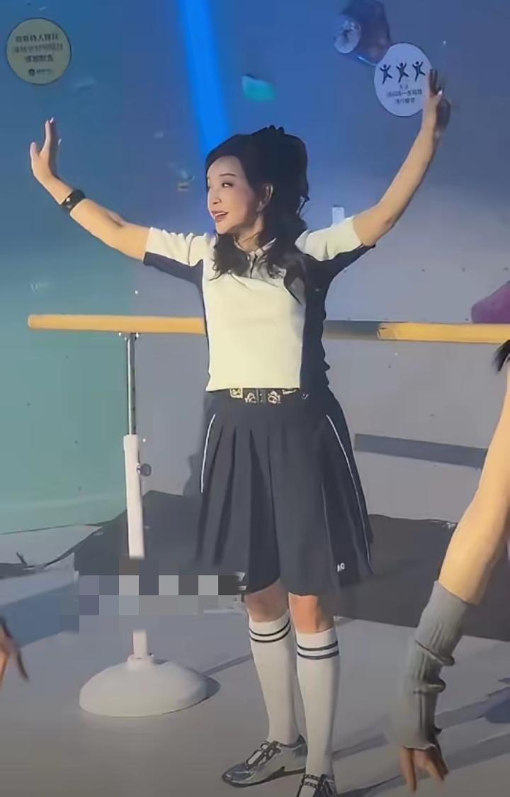 4月1日晚，75岁的刘晓庆现身上海线下活动，当天她梳着利落高马尾，身穿黑白拼色短