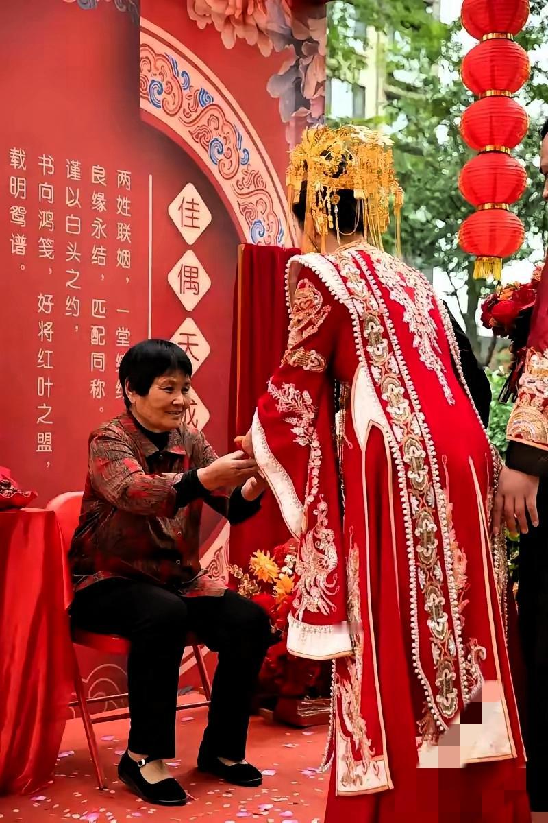 现在养儿子的父母真是想开了——与其掏空家底、拼命给儿子买房娶媳妇，不如先把自