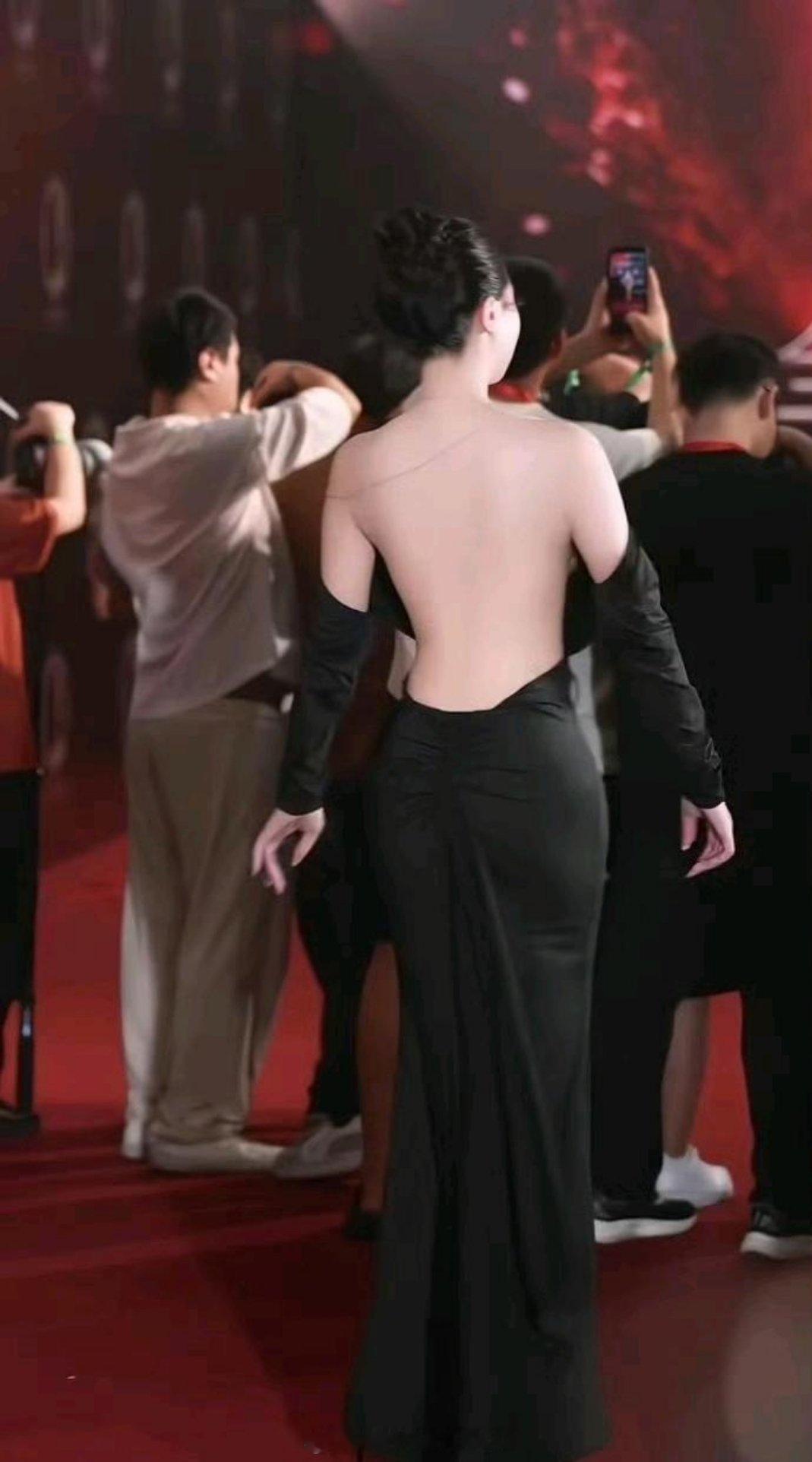 终于知道什么是美背了！这么美的背，不拔个火罐可惜