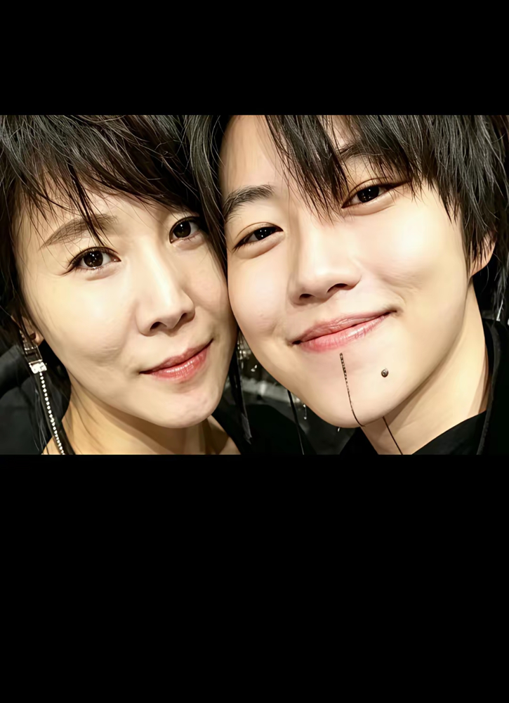 王菲的女儿窦靖童，竟然完全不像王菲！同父异母的窦靖童和窦佳嫄，长得像双胞胎也就算了。把姑姑窦颖的照片