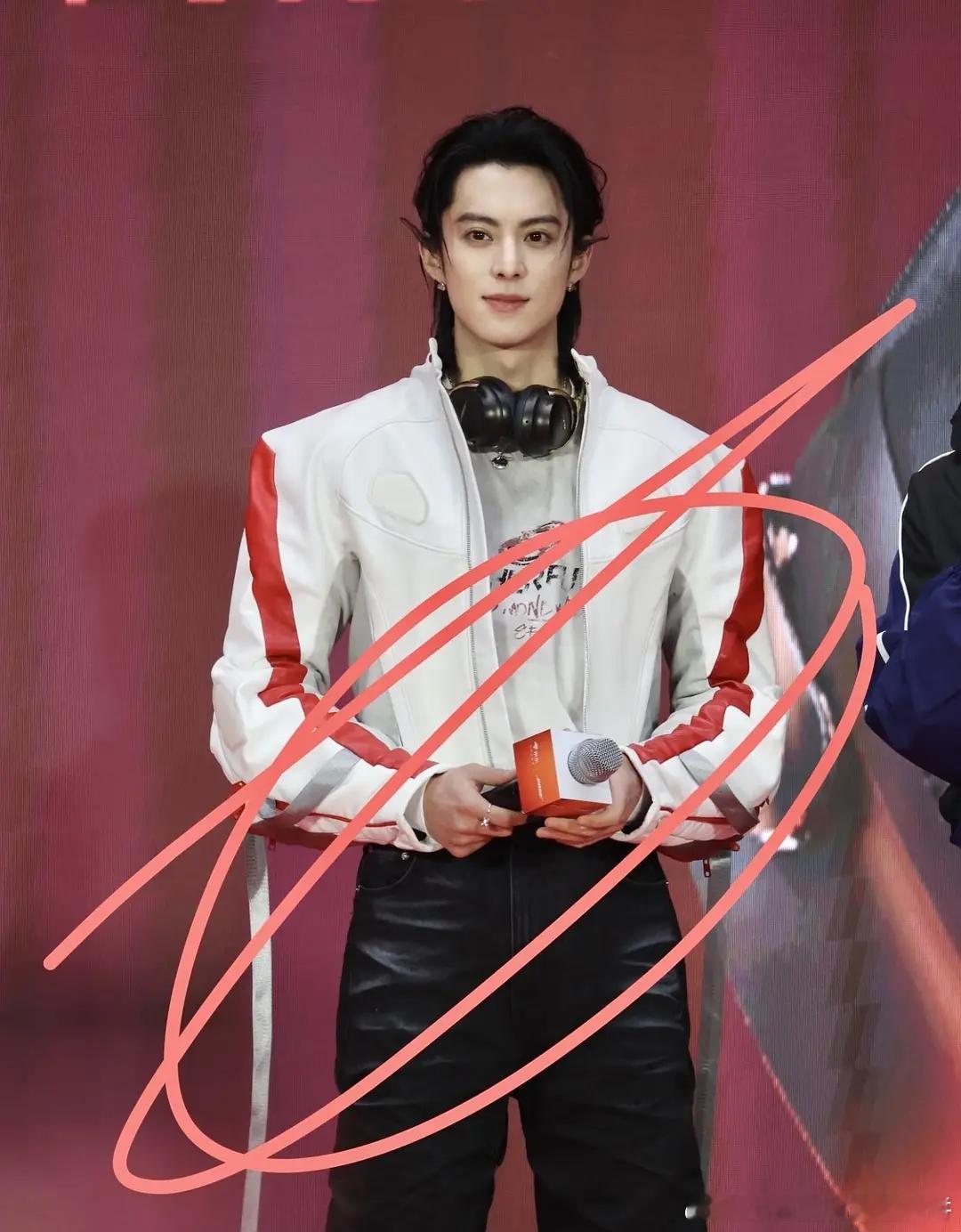 王鹤棣拍剧回来帅的更锋利了，请看无美颜无滤镜的生图：​​​