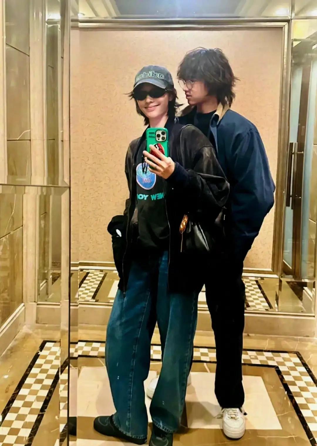 白百何和陈羽凡的儿子还是挺会遗传的，把爹妈好看的部分都遗传了，五官主要还是像妈。