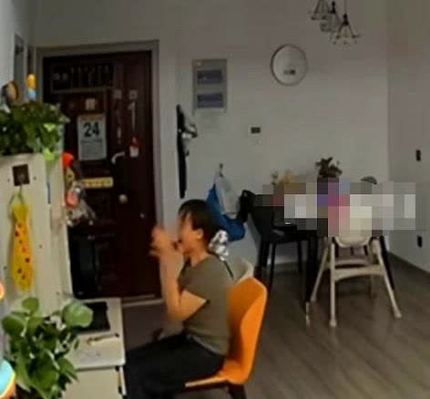 江苏一女子的儿子因为是复读生，所以不敢查分数。无奈之下，女子只好亲自查。