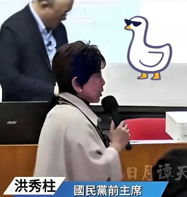 这下好了，全国人民都知道了，洪秀柱公开声称日本是“小日本”，并公开警告：“小日