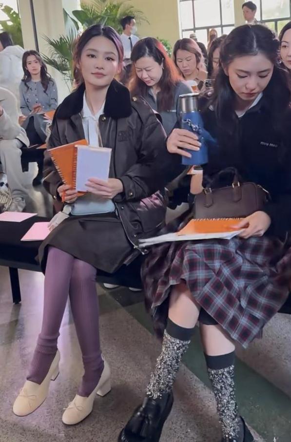 李沁这巴掌脸，镜头都快装不下了！上海活动生图一出来，李沁这小脸也太绝了吧！