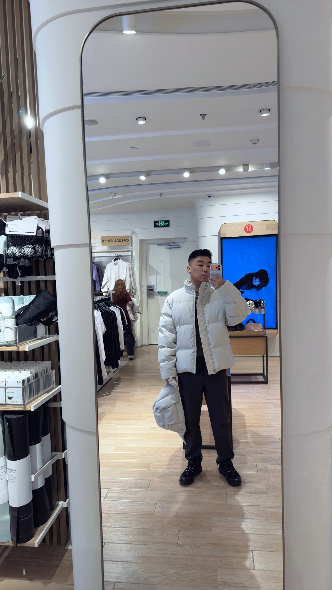 当时很想买这个羽绒服，过了几周之后在网上把它买回来。就在上个礼拜买完之后，发现再