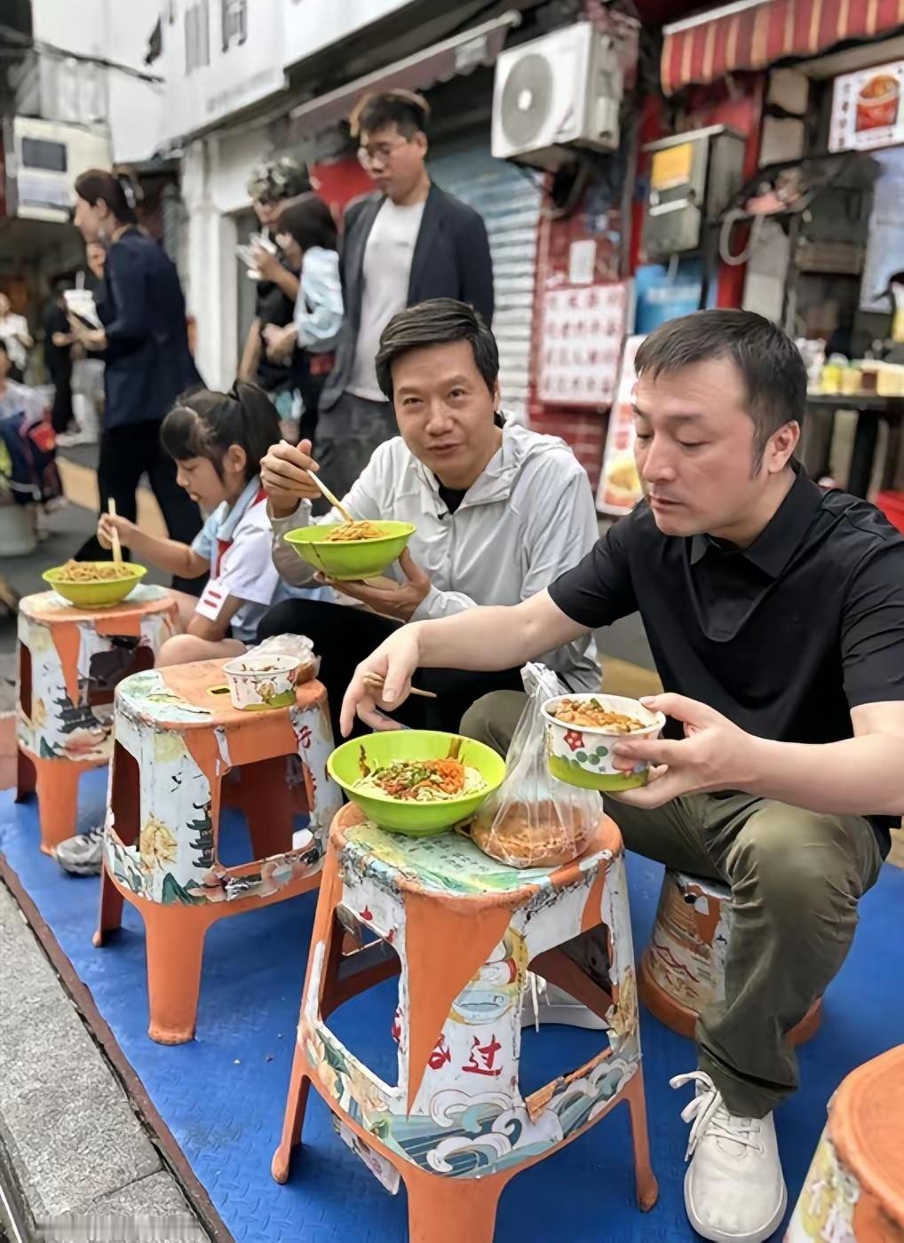 雷军在武汉吃早饭，感觉不是搞人设，纯粹是为了那口地道的武汉早饭