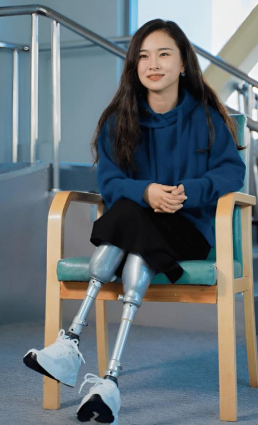 🌙2008年，廖智在地震中失去了双腿，早已出轨的丈夫趁机带着女儿离开了她，然而