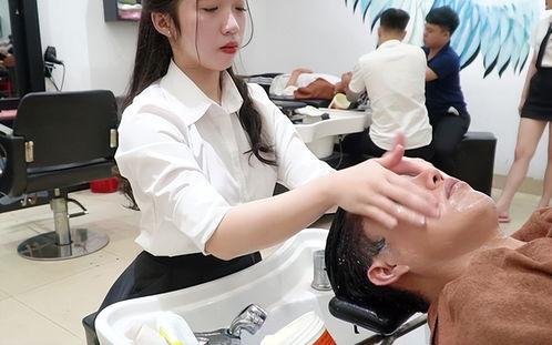 理发店陷入倒闭潮，不是没客人，而是自己把自己玩黄了。你发现没有？现在街上的理