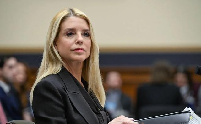 浓眉大眼的福克斯电视台也忍无可忍了，几位新闻频道主持人轮番炮轰美国司法部长帕姆·