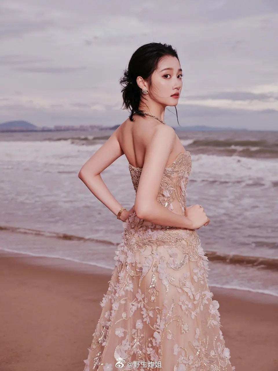 Elle关晓彤又又又上身ElieSaab2025秋冬高定，ES随便穿了吧​​