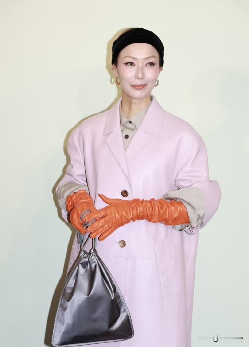 我天真的以为郑秀文大衣里会配半身裙啥的，她竟然穿了条像尿不湿一样的短裤，她的穿衣