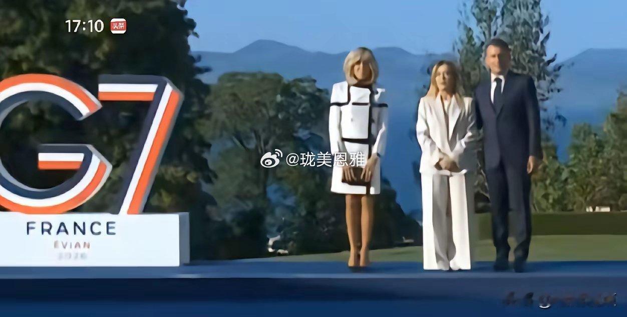 这里面最尴尬的应该是马克龙的夫人3人这合影，中间的缝太大了