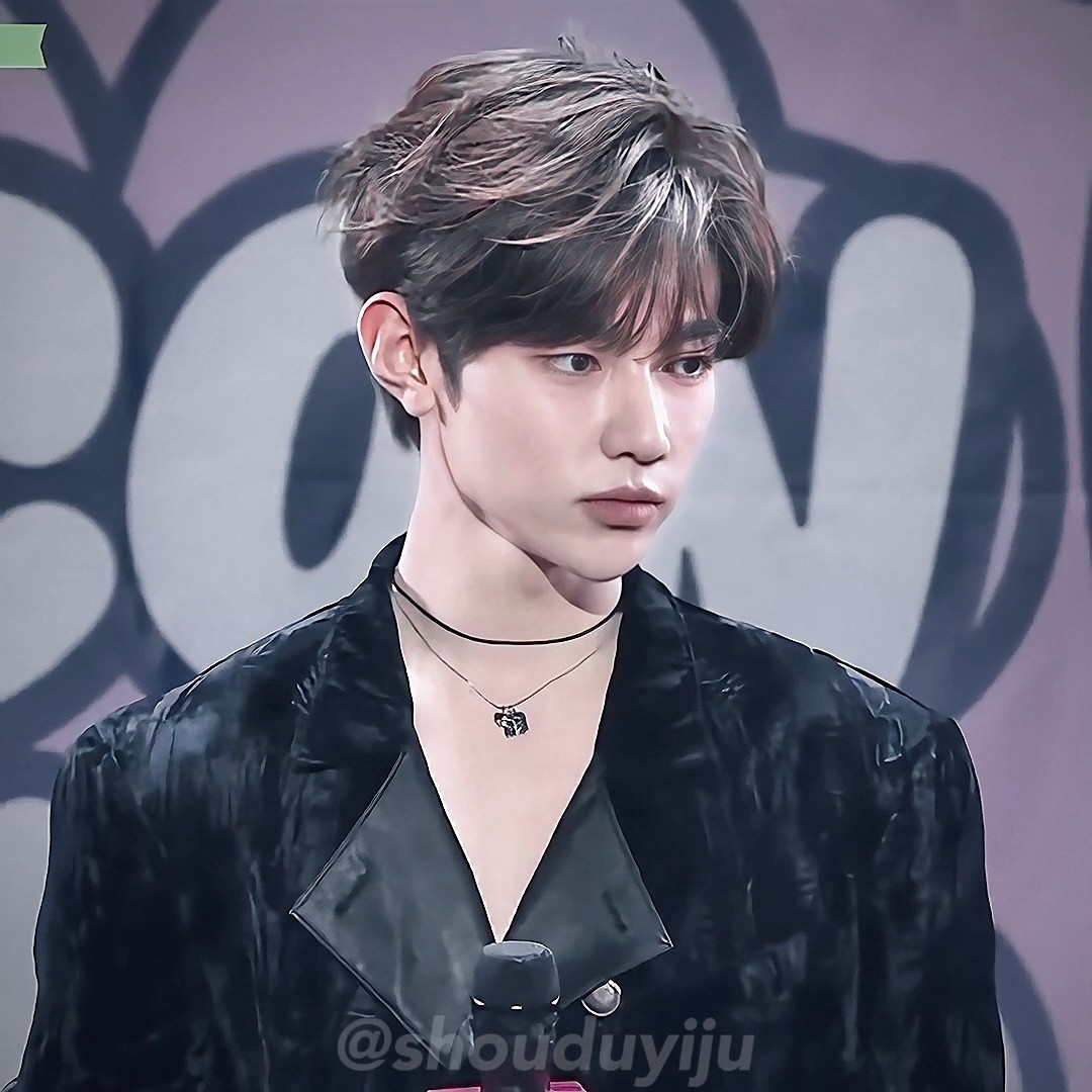 章昊穿这个跳《badboy》的话….🥵章昊黑丝绒深V造型​​​
