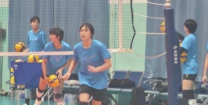 天津女排举办联赛出征仪式，新赛季阵容亮相，队长杨艺。主攻：3号刘美君、10号娜