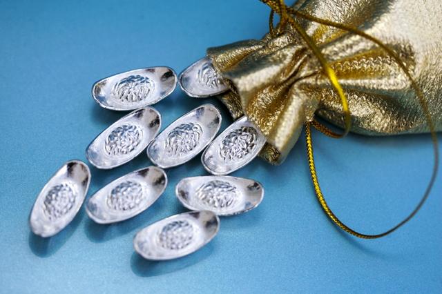 白银投资新机遇：2026年或达100美元，普通人如何上车？白银，这个曾经被戏