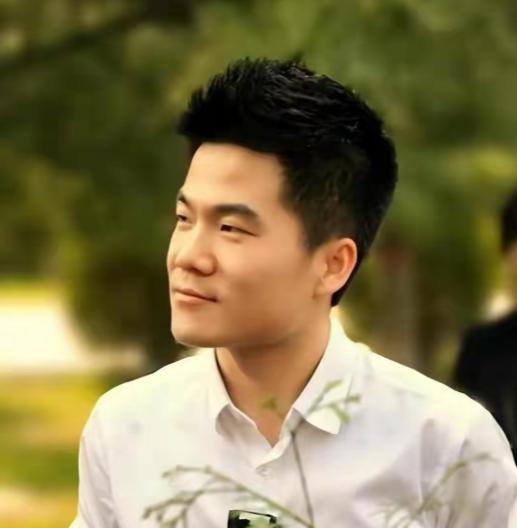 周星驰问董宇辉:“你现在拍拖了吗？”董宇辉羞涩地一笑:“还没有，这个问题就比较遗
