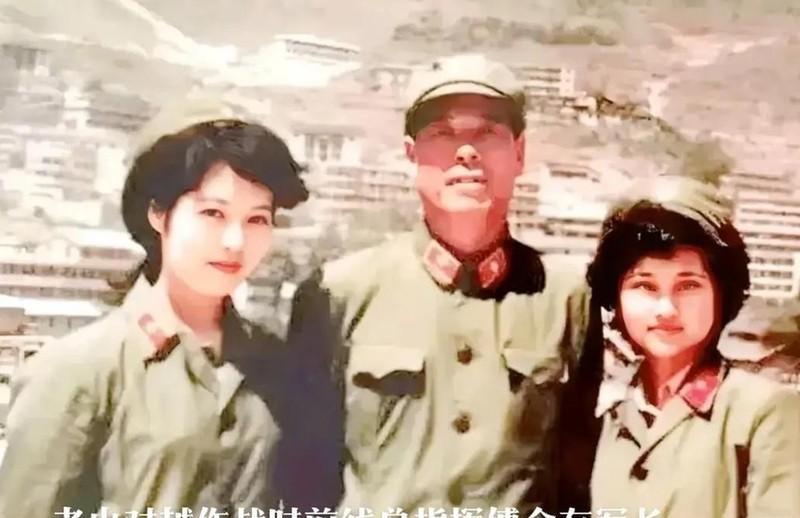 这是老山战役时，著名的傅全有将军与两名漂亮女兵的合影，可令人万万没想到的，是这两