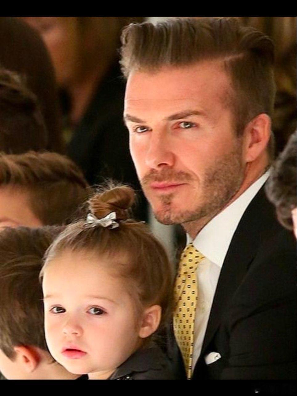 贝克汉姆手心里的女人，可爱的贝小七。