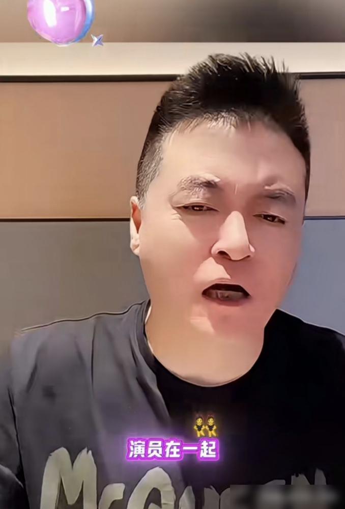 魏三对着镜头喷出一口烟，歪着脑袋冷笑：二人转搭档在一起没睡过觉的，没几个。这话一