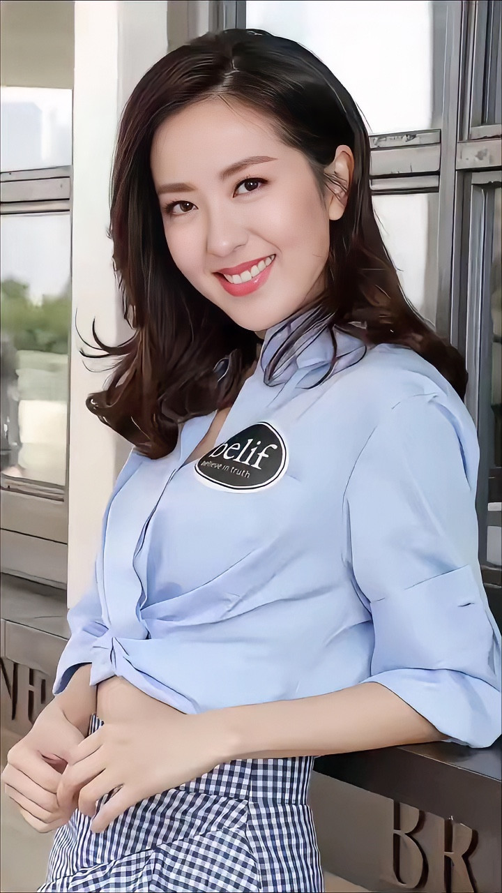 哇塞，这个美女太好看了，身材丰腴，气质优雅，美翻了，煞是好看，据说是一...