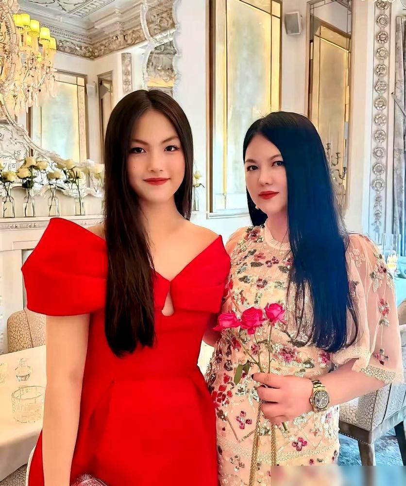 都说李湘是炫富，其实看懂了才明白，那根本不是炫，那是她玩命递给另一个圈子的一张“