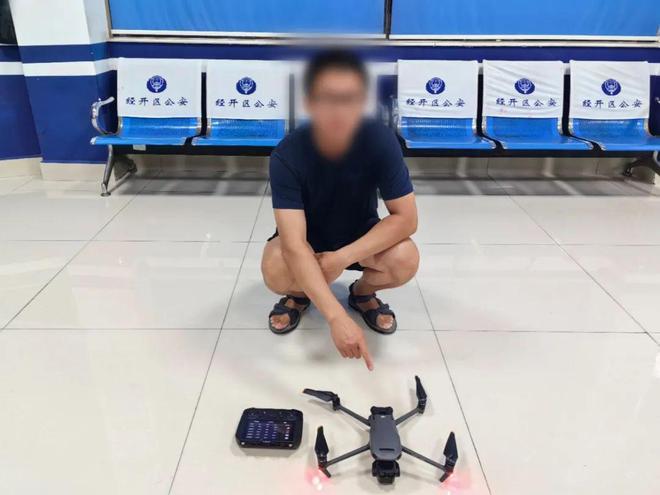 湖南一位男子花了2238元在网上买了一架无人机，试飞后发现有点小瑕疵，便顺手塞进