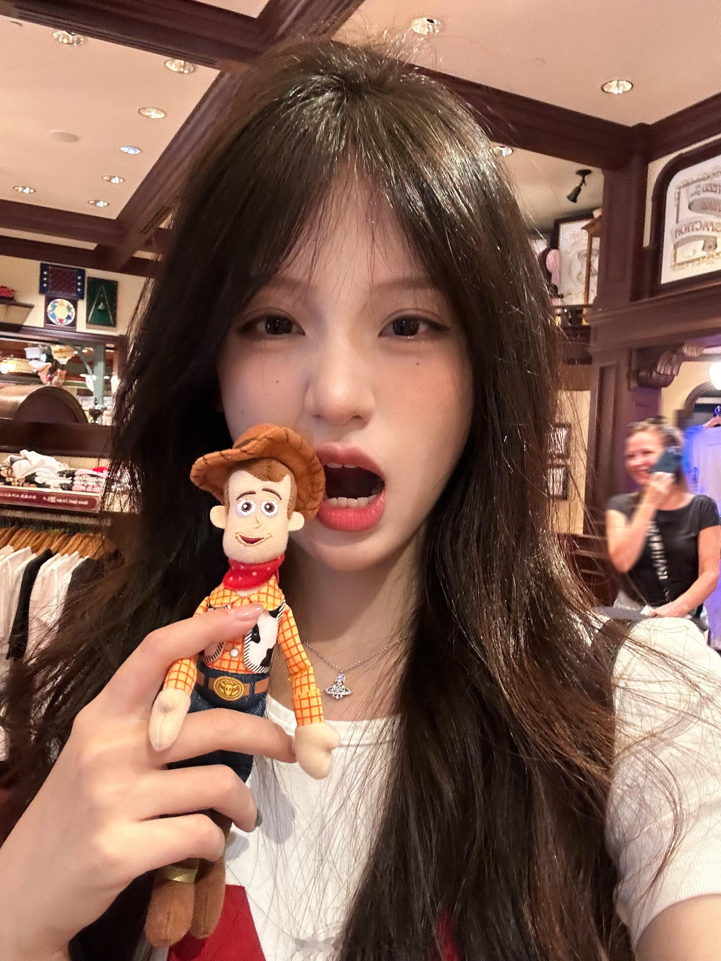 开心开心[吐舌头眯眼睛笑]​​​