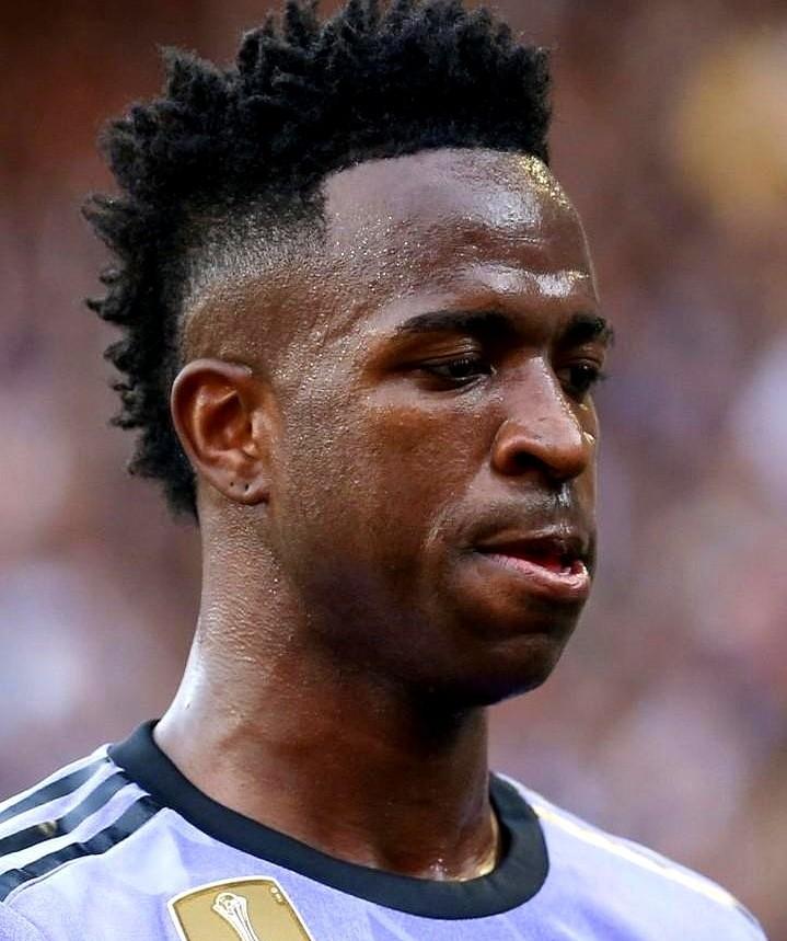 皇马送走C罗时，连伯纳乌的电梯按钮都换了。现在维尼修斯低头妥协降薪，办公室的续