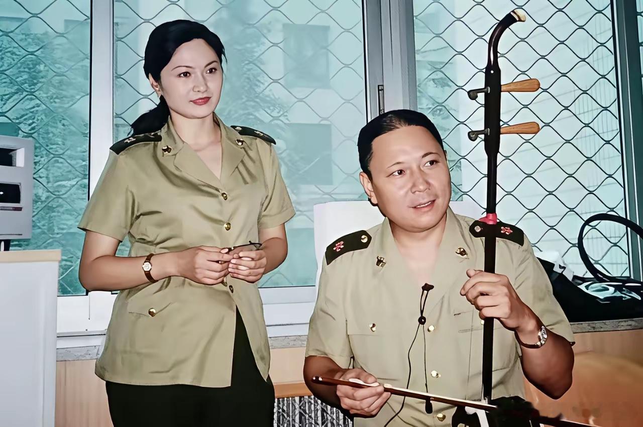左边这个女生，穿着军装，曾是央视主持人，前夫家世显赫，离婚后成著名画家，你还记得