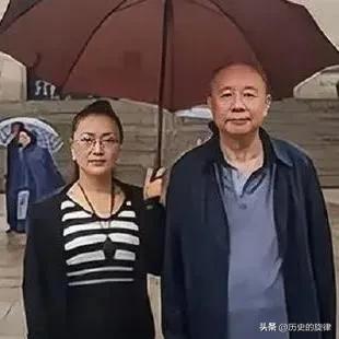 服刑18年的“中国首富”牟其中出狱，妻子冷眼离场，小28岁小姨子守候18年