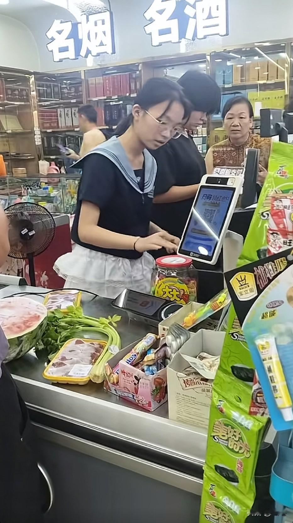 好懂事的小妹，上班给父母分担压力