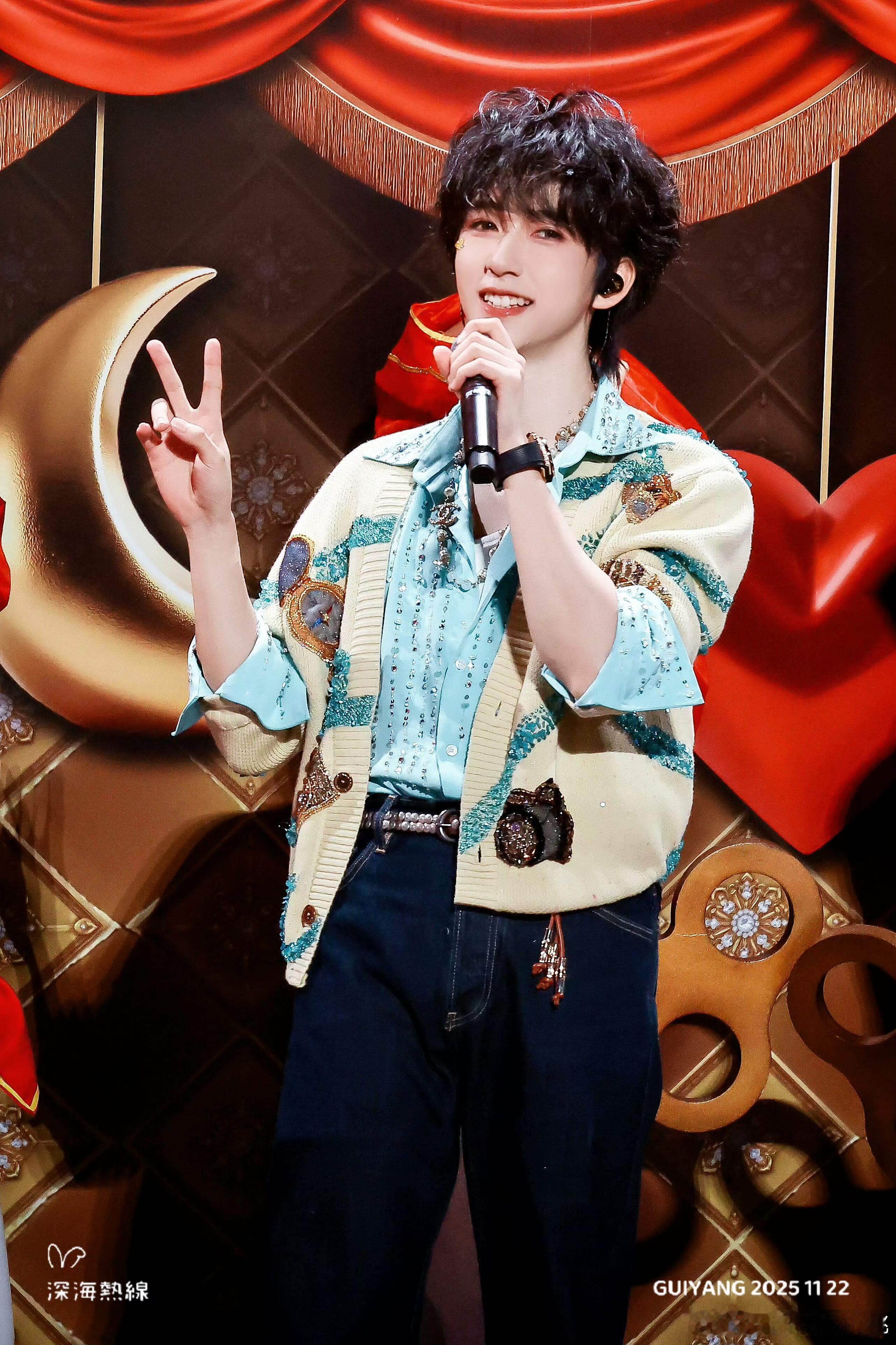 贺峻霖演唱会舞台造型带来两大成衣奢牌CHANEL和Valentino助阵！另外还