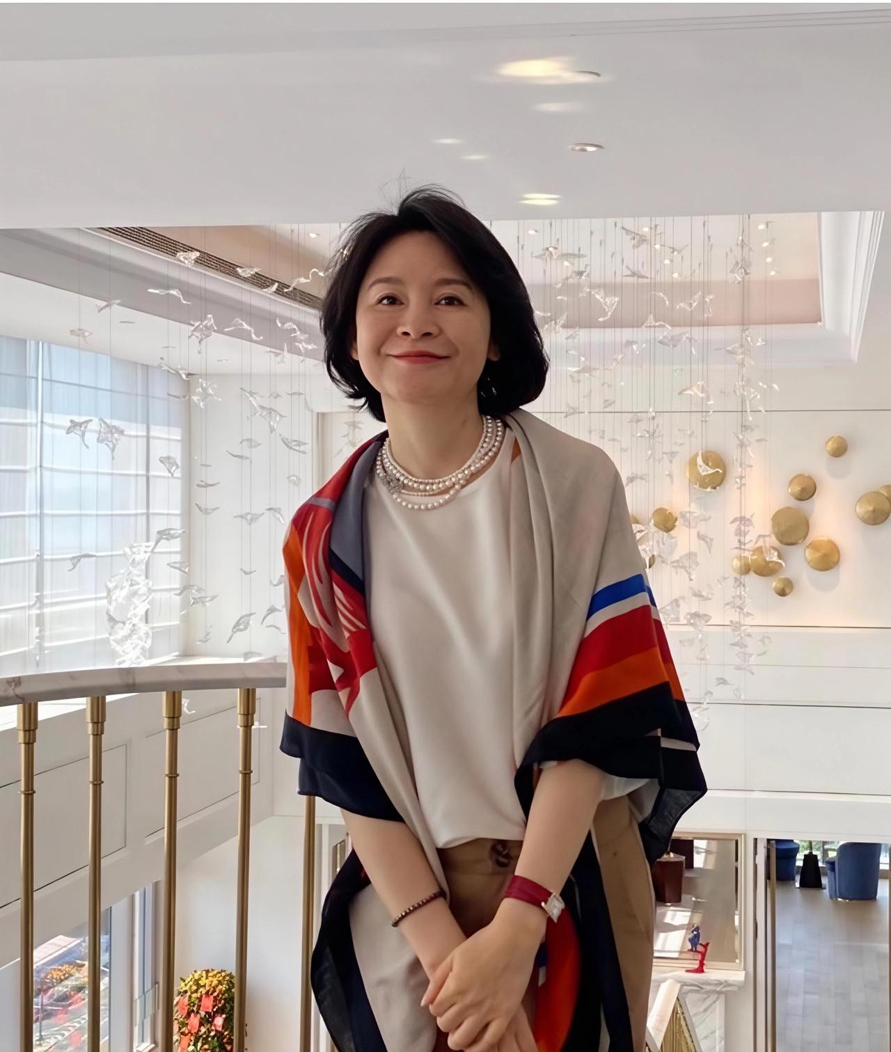 买衣服总先盯亮色？人到中年才懂得，舒服才是最高级姐妹们，说实话，年轻一点的