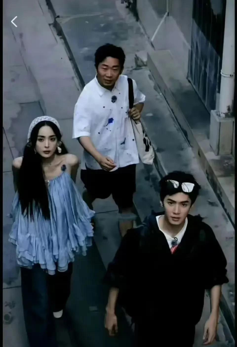 看看古力娜扎，阵哲远，杨迪三个人的合照，p掉杨迪后立马成了大片，杨迪就像格格不入