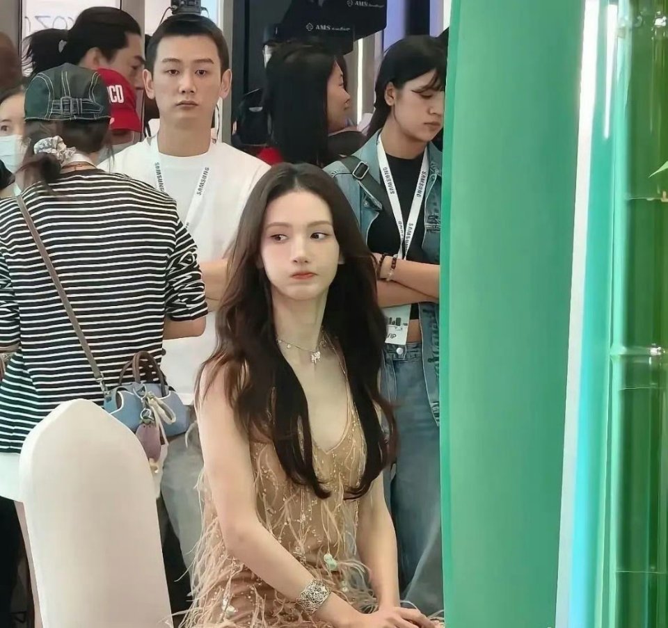 金晨生图没有滤镜，怎么看着像邻居大女孩