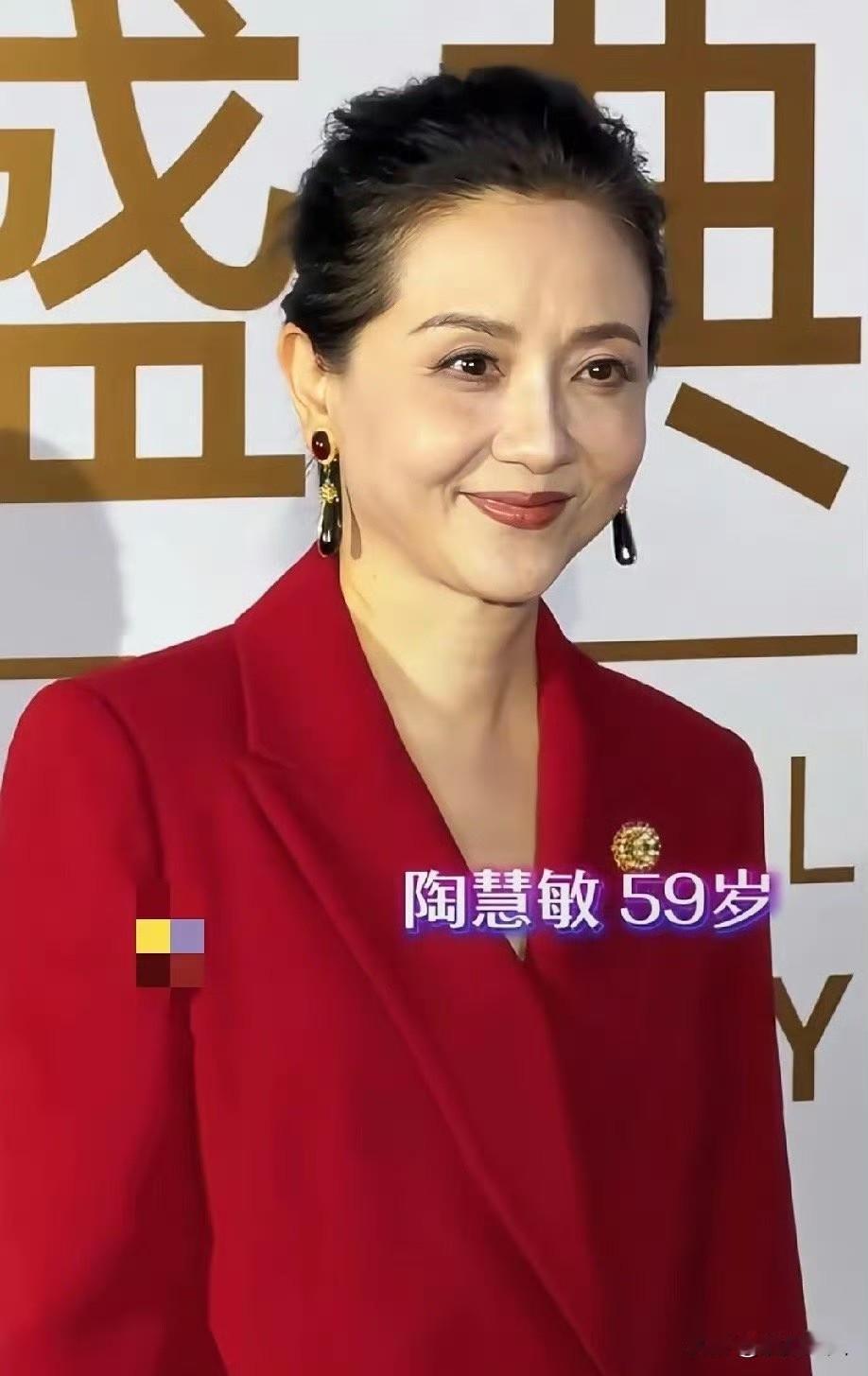 59岁陶慧敏端庄，71岁潘虹优雅，张凯丽才是真敢穿！同龄女星全走得体路线，