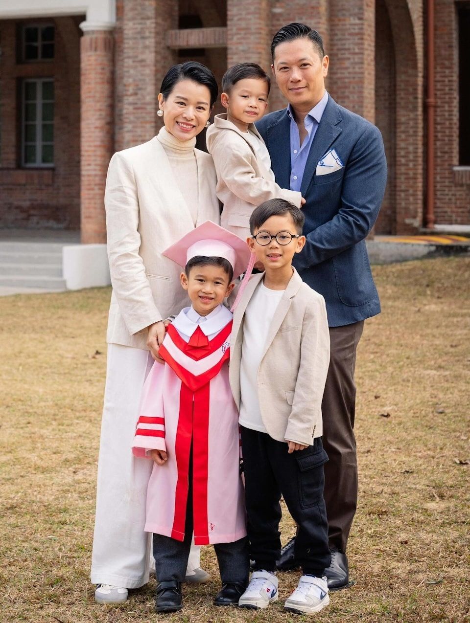 胡杏儿和老公李乘德结婚10周年竟然在冰天雪地里庆祝！老公直接晒出当年婚纱照喊她"