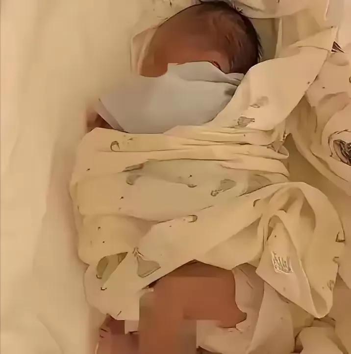 一位孕妈怀胎八个月突发意外离世，婆婆执意要求剖腹取子。医生无奈配合手术，顺利救下