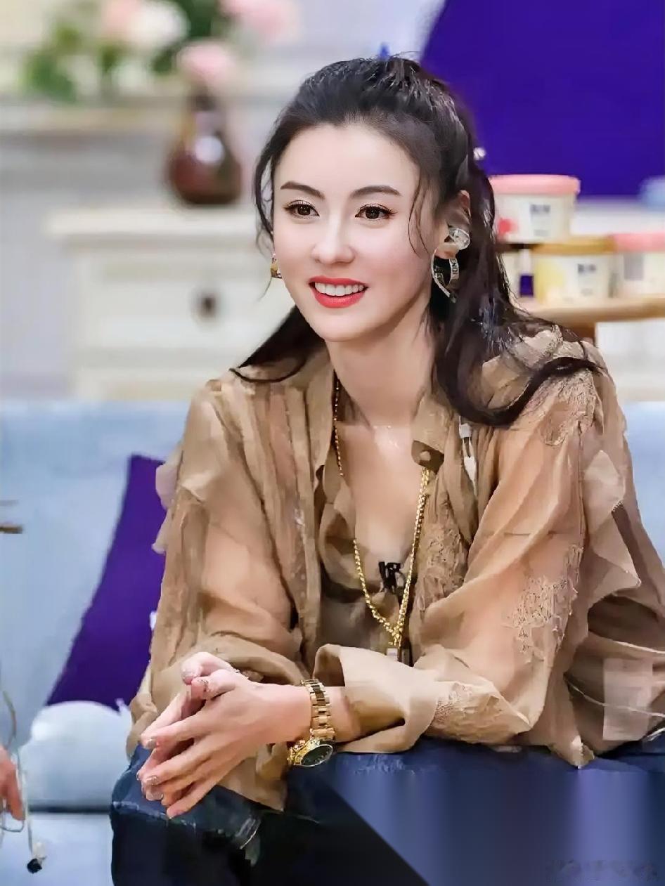 听我一句劝，在香港硬撑的那些演员，真该看看张柏芝怎么玩的。46岁，把香