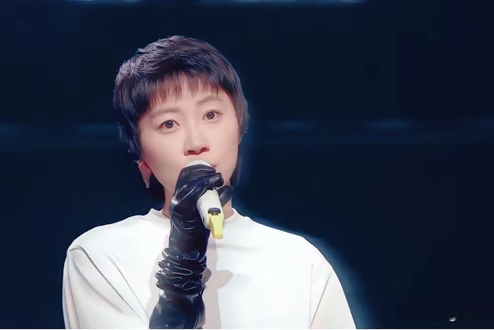 窦靖童接下了王菲五年前在同一个舞台上唱过的《湾》，晚会开场，澳门银河综艺馆。主办方选她来唱这首歌，摆