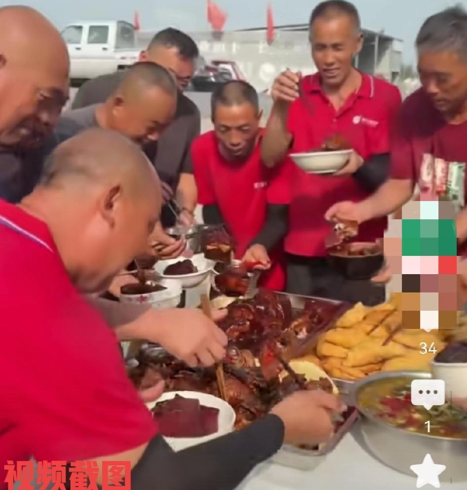 安徽一女老板晒“大锅饭”。如此让众人羡慕不已，有这么好的老板，这干活还不用心