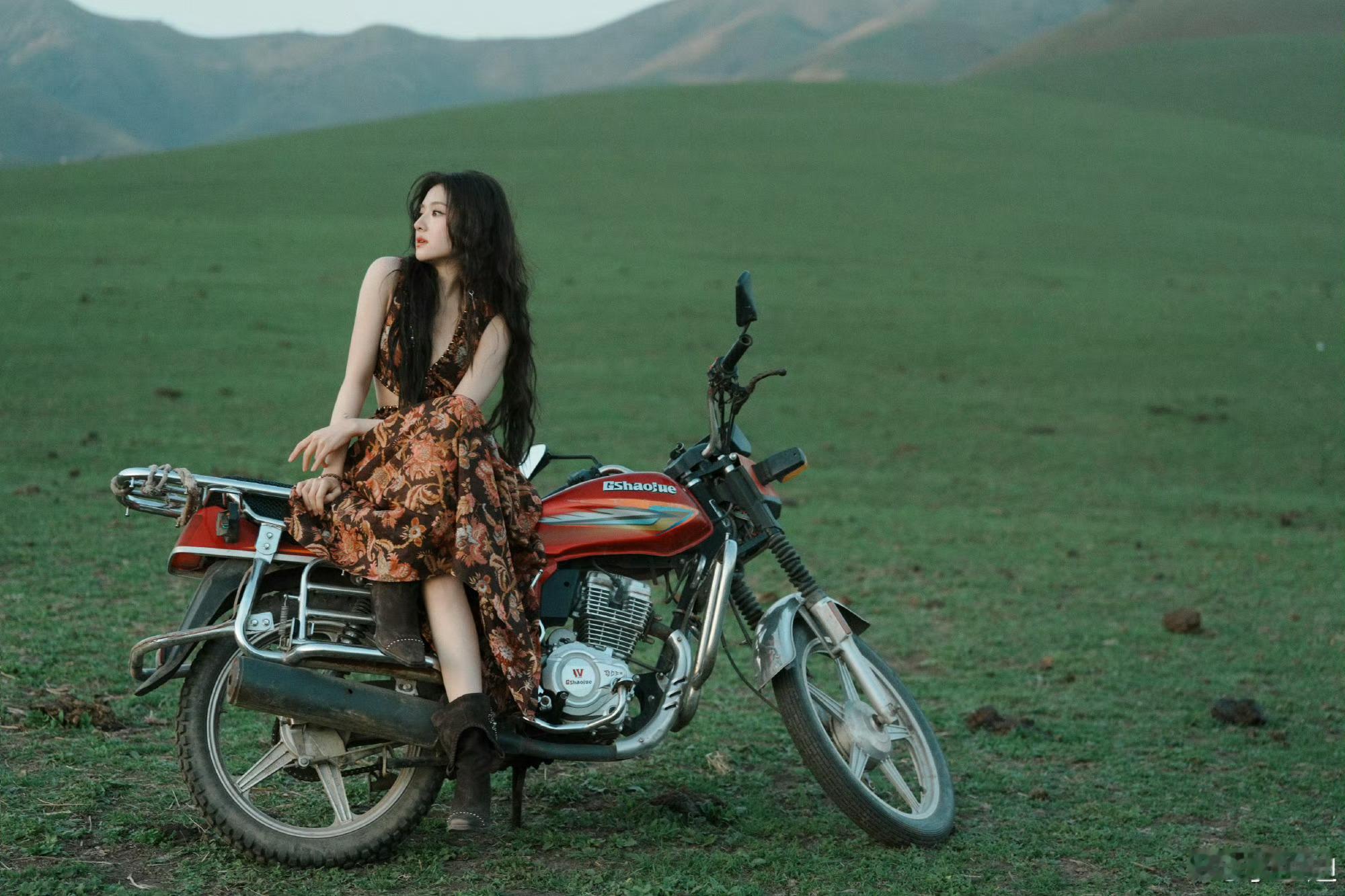 李兰迪李兰迪机车碎花裙大片混搭美学被李兰迪完美诠释了硬朗复古机车撞上温柔田园碎