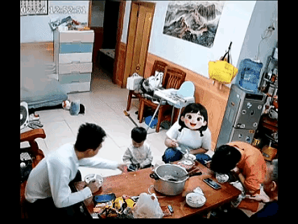 这个当爸爸的，教育孩子的方式虽然比较极端，但是在某种程度上讲，也是有一定效果的，