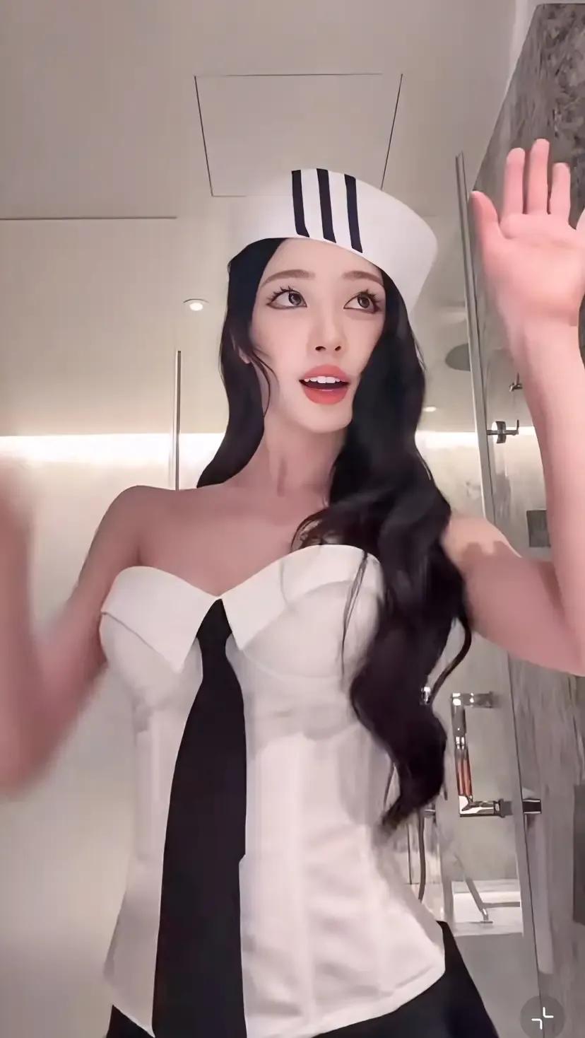 真神奇，易梦玲…每张照片都长得不一样…，也许这就是网红的特点[无奈吐舌]？？？图