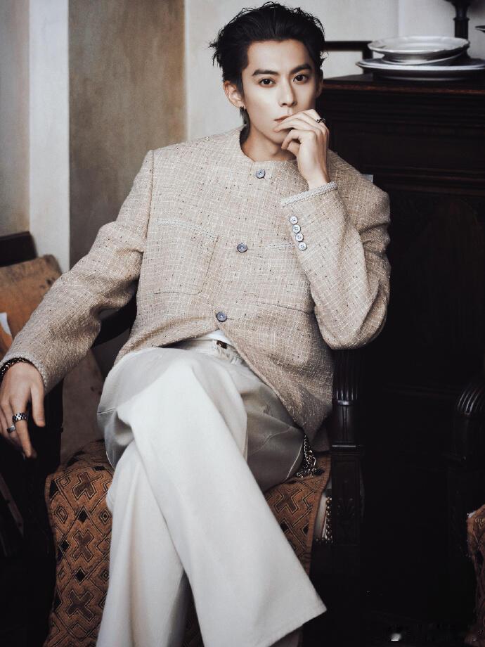 王鹤棣的演唱会刚结束，就参加2026年巴黎时装周，穿着浅米色无领外套和同色系长裤