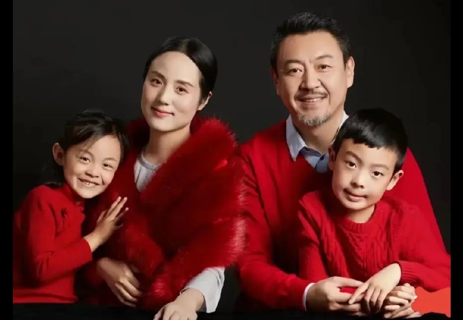 曾经的央视主持人杨柳与歌唱家妻子哈辉以及一对儿女的全家福留影。杨柳原为央视老牌主